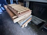 de nombreuses pièces de bois empilées les unes sur les autres
