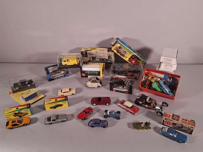 un grand nombre de petites voitures posées sur une table