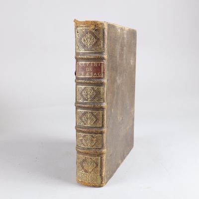 un vieux livre posé sur une surface blanche