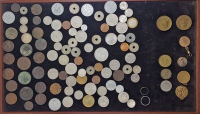 une photo d'un présentoir de pièces de monnaie dans un cadre en bois