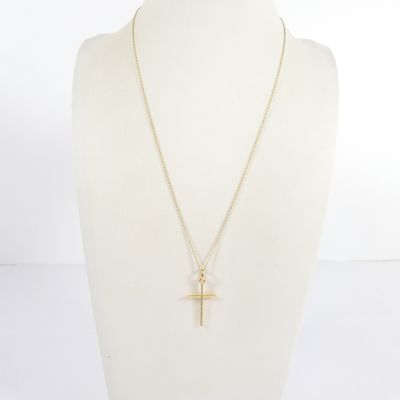 un collier avec une croix en or sur un mannequin, un mannequin, un mannequin, un mannequin, un mannequin, un mannequin, un mannequin, un mannequin, un manne