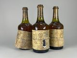 trois bouteilles de vin posées l'une à côté de l'autre sur une table