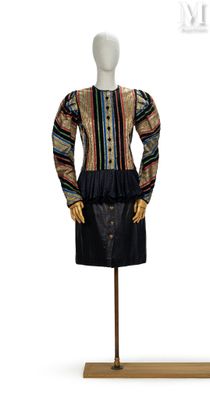 un mannequin portant une jupe noire et un t-shirt multicolore