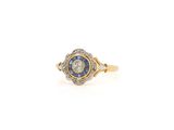 une bague sertie de diamants et de saphirs
