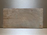 une feuille de papier posée sur une table