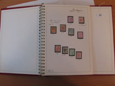 un livre avec des timbres, posé sur une table