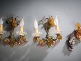 trois appliques murales ornées de fleurs et de feuilles, accrochées à un mur