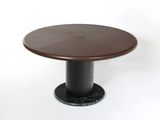 une image d'une table ronde avec un plateau en bois