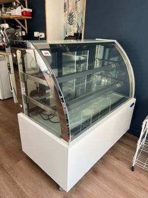 une vitrine en verre au milieu d'une pièce