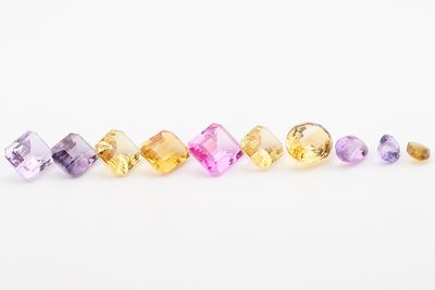 un ensemble de cinq pierres précieuses de couleurs différentes sur un fond blanc