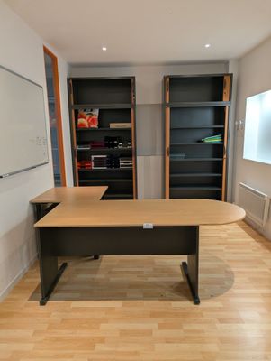 BUREAU et 2 armoires avec rehausses - Photo 1