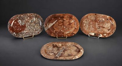 quatre types différents de plaques en pierre exposées sur un support noir