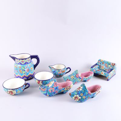 une image représentant un ensemble d'objets en porcelaine bleus et roses