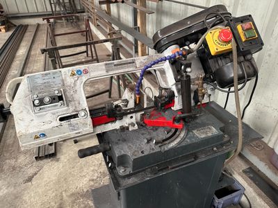 une machine posée sur une table dans un bâtiment