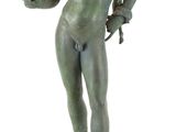 statue en bronze représentant un homme tenant un oiseau, posée sur un socle