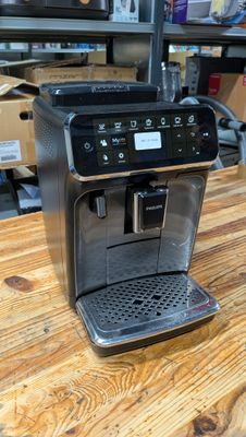 une photo d'une machine à café posée sur une table en bois