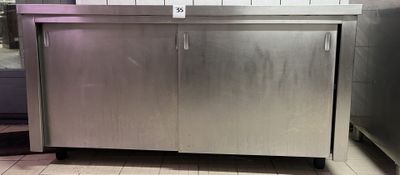 une armoire en acier inoxydable au milieu d'une cuisine