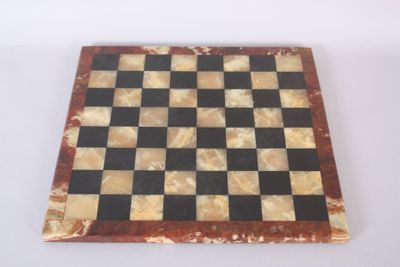 échiquier en marbre avec des cases noires et blanches sur un fond blanc