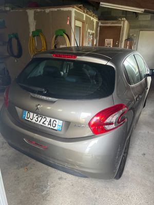 une voiture garée dans un garage à côté d'une autre voiture