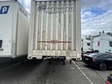 deux camions garés sur un parking