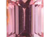 un gros plan d'un diamant rose sur fond blanc