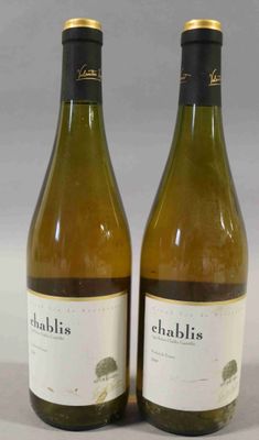 deux bouteilles de vin posées l'une à côté de l'autre sur une table