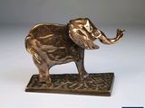 une image représentant une statue d'éléphant tenant une pipe dans sa trompe