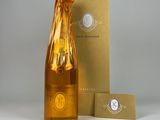 une image représentant une bouteille de champagne à côté d'une carte