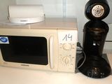 un micro-ondes et une cafetière posés sur un plan de travail