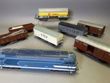 plusieurs petits trains sont alignés sur une surface blanche