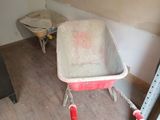 une brouette au milieu d'une pièce en cours de rénovation