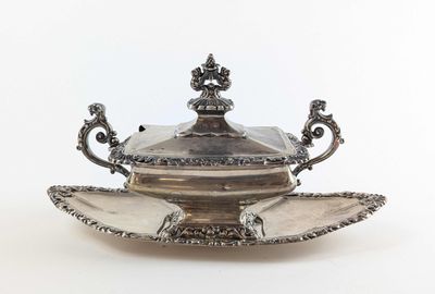 un plat ancien en argent avec un couvercle, sur fond blanc