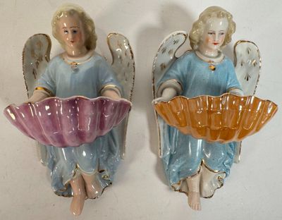 deux figurines d'anges posées sur le mur