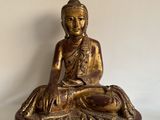 statue en laiton représentant une personne assise en position du lotus