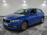 une voiture bleue garée dans une pièce au sol en damier