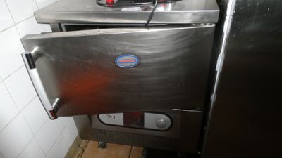 un four argenté, ouvert, situé dans un coin de la cuisine