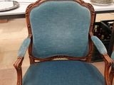 une chaise bleue qui se trouve dans une pièce