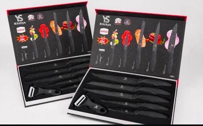 une paire de couteaux et des couteaux dans une boîte sur fond noir