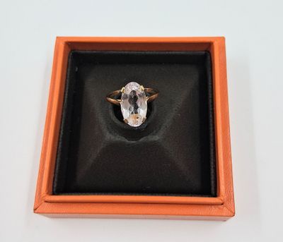 une bague qui se trouve dans une boîte sur une table