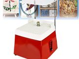 une photo d'une machine rouge et blanche avec des images en arrière-plan
