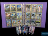 gros plan d'un paquet de cartes pokemon sur une table