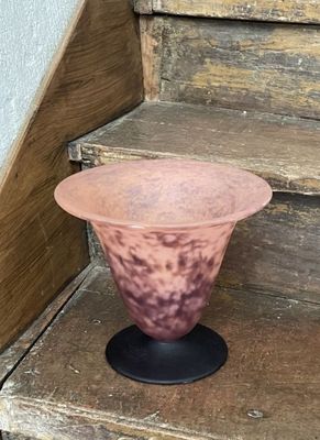 un vase posé sur un escalier