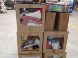 des cartons empilés les uns sur les autres sur un chariot dans un entrepôt