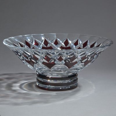 un bol en verre posé sur une table