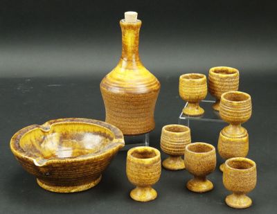 un ensemble de vases et de bols posés sur une table