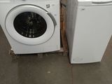 une machine à laver et un sèche-linge installés dans une pièce