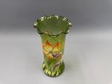 un vase vert orné d'un oiseau et de fleurs peints dessus