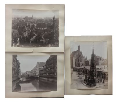 trois vieilles photos en noir et blanc d'une ville avec une tour horloge