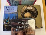 plusieurs livres sont posés sur une table les uns à côté des autres