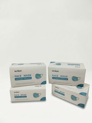 trois boîtes de masques faciaux sur fond blanc